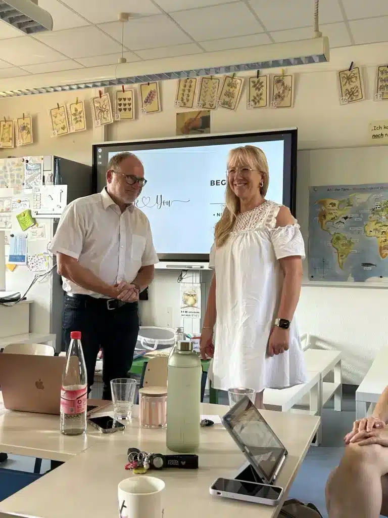 Der Schulrat Herr Büchner begrüßt Frau Alberti als neue Schulleiterin. 